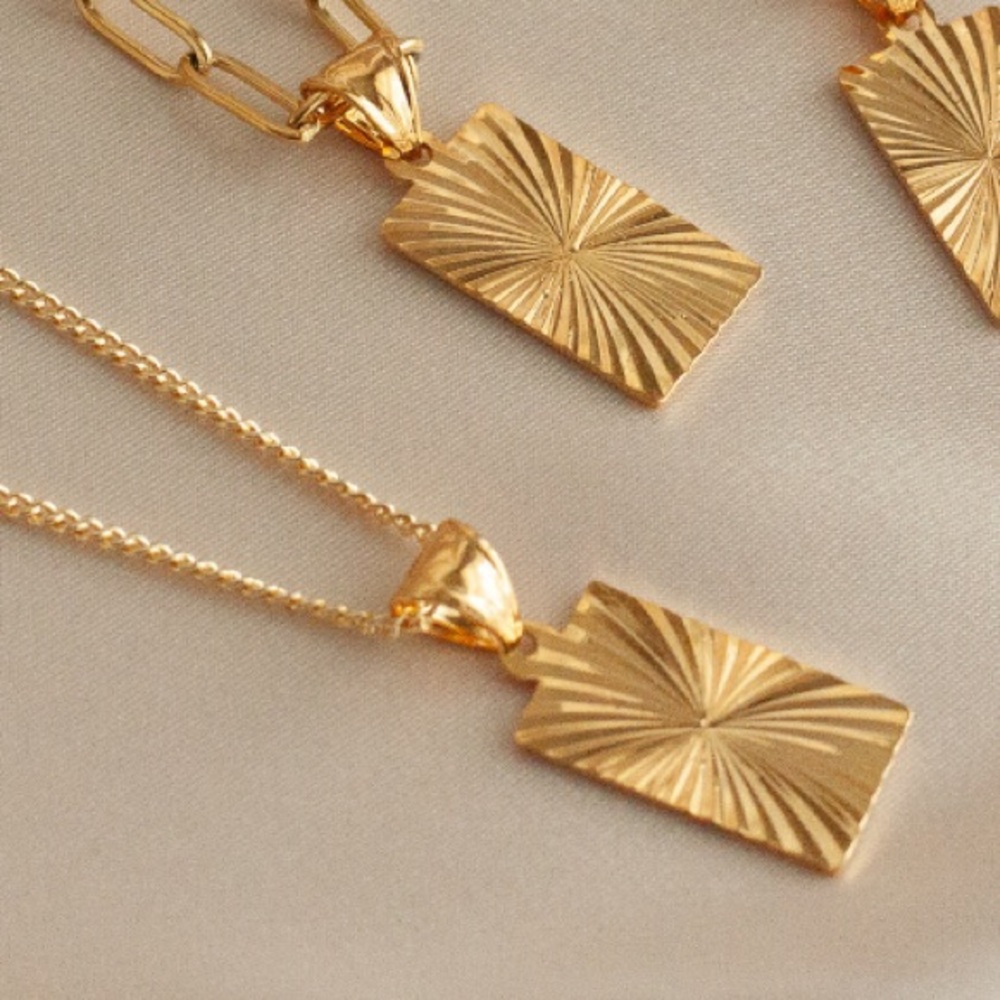 Babeina 18k gold sunburst pendant necklace- hypoallergenic & does not tarnish!